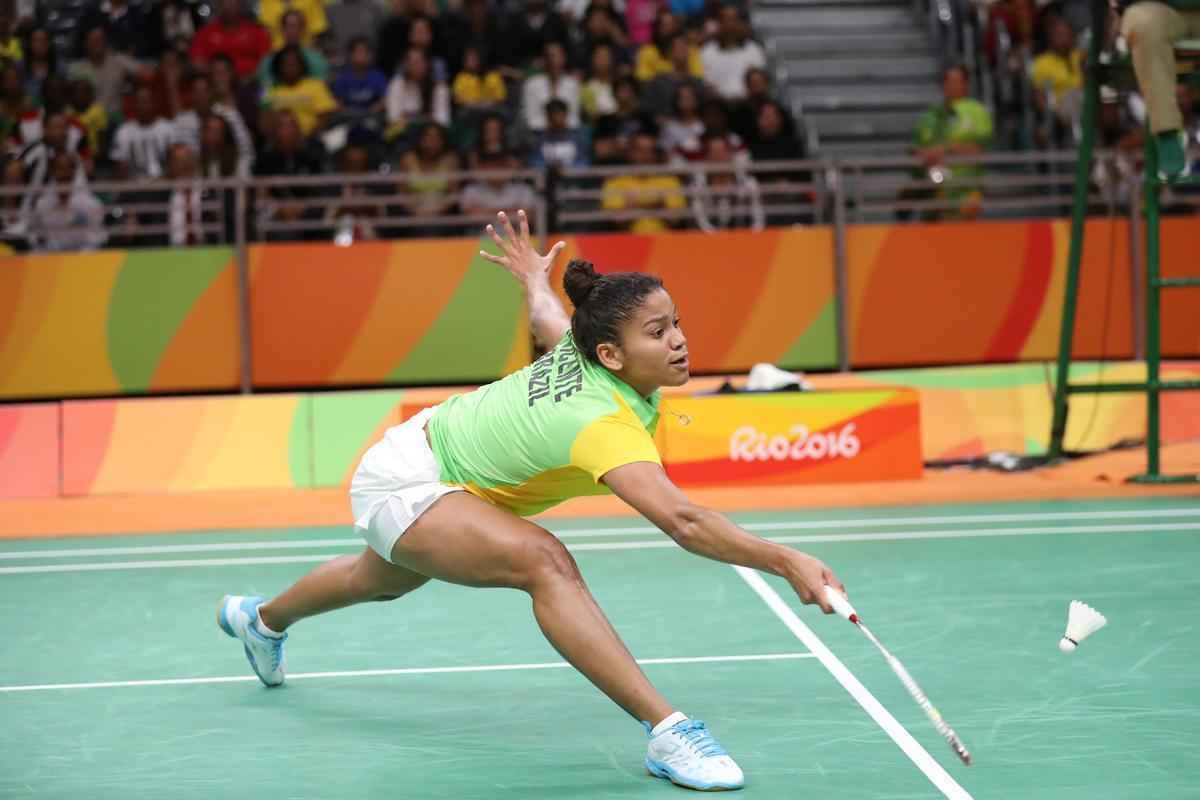 Imagens da derrota da brasileira Lohaynny Vicente para a indiana Saina Nehwal, no Badminton