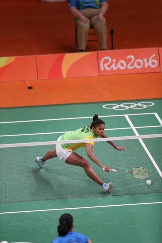 Imagens da derrota da brasileira Lohaynny Vicente para a indiana Saina Nehwal, no Badminton