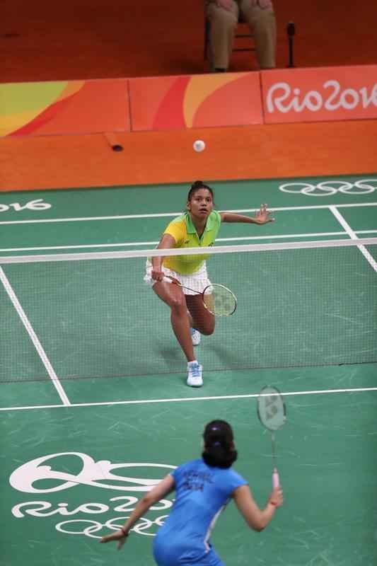 Imagens da derrota da brasileira Lohaynny Vicente para a indiana Saina Nehwal, no Badminton