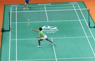 Imagens da derrota da brasileira Lohaynny Vicente para a indiana Saina Nehwal, no Badminton