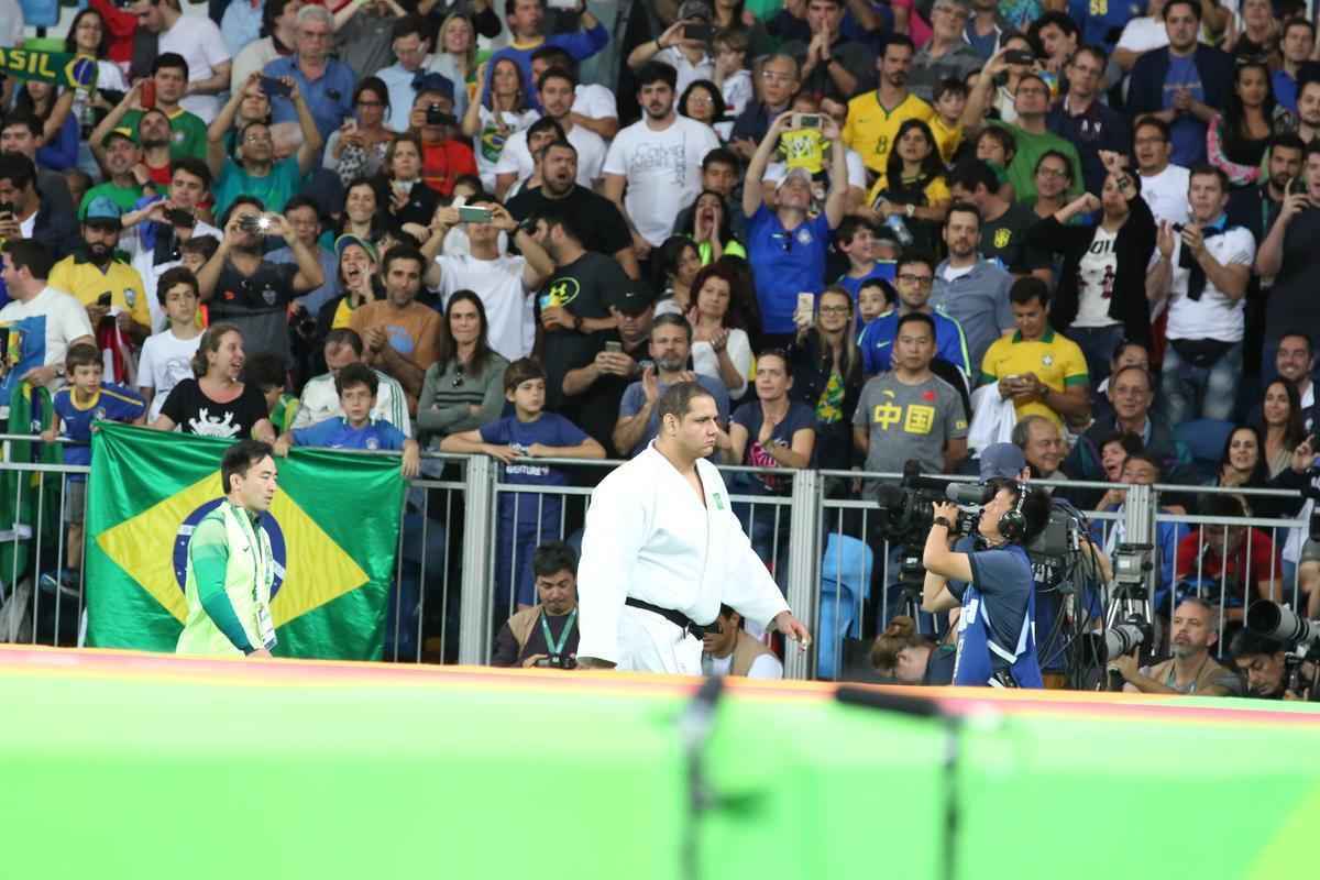 Rafael Silva vence Abdullo Tangriyev e garante medalha de bronze para o Brasil