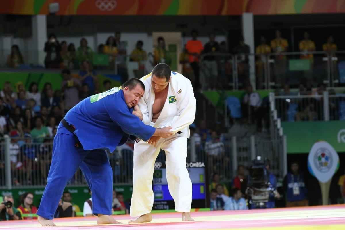 Rafael Silva vence Abdullo Tangriyev e garante medalha de bronze para o Brasil