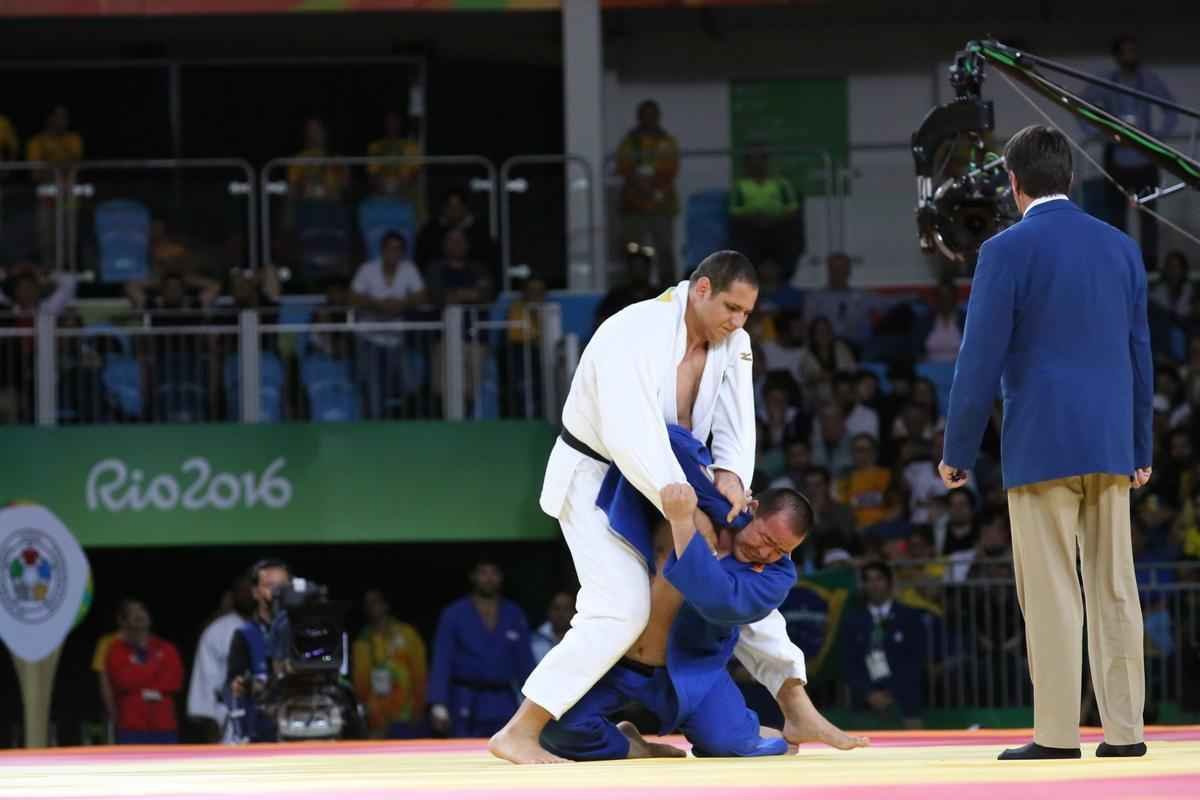 Rafael Silva vence Abdullo Tangriyev e garante medalha de bronze para o Brasil