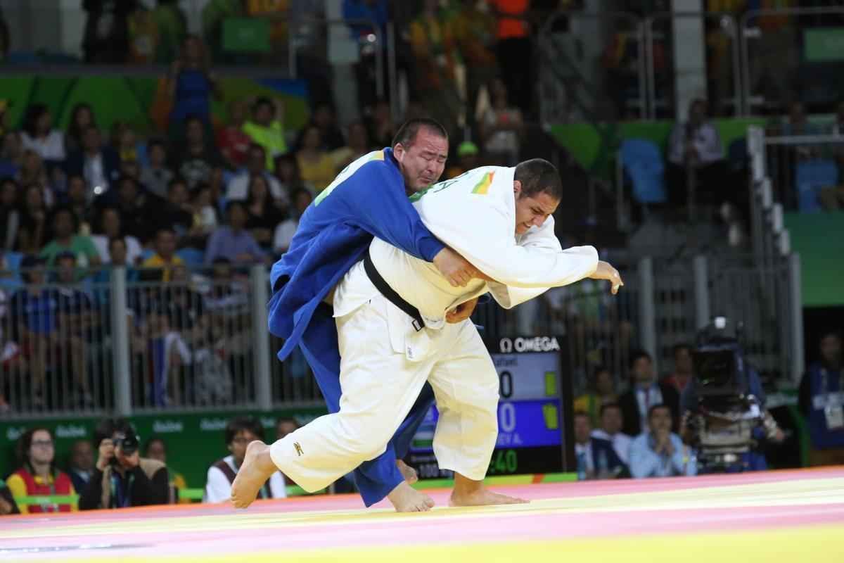 Rafael Silva vence Abdullo Tangriyev e garante medalha de bronze para o Brasil