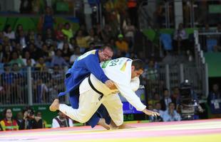 Rafael Silva vence Abdullo Tangriyev e garante medalha de bronze para o Brasil