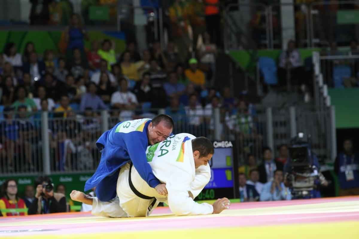 Rafael Silva vence Abdullo Tangriyev e garante medalha de bronze para o Brasil