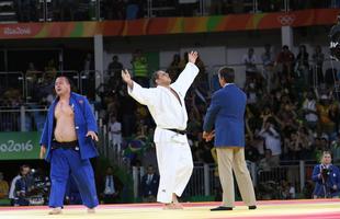 Rafael Silva vence Abdullo Tangriyev e garante medalha de bronze para o Brasil