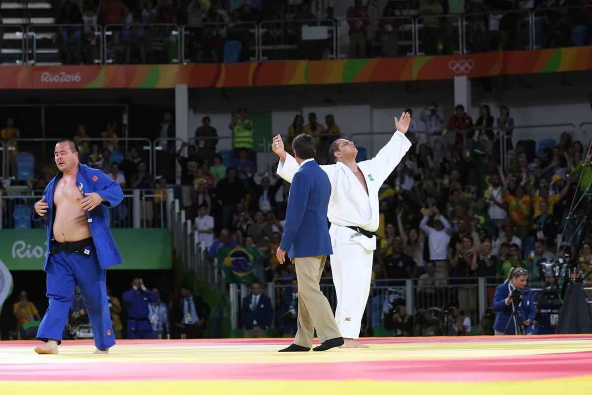 Rafael Silva vence Abdullo Tangriyev e garante medalha de bronze para o Brasil