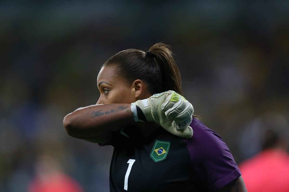 Imagens emocionantes das cobranas de pnaltis no Mineiro e da classificao do Brasil s semifinais do torneio feminino de futebol dos Jogos Olmpicos. Goleira Brbara pegou pnalti e deu vitria  Seleo por 7 a 6 sobre a Austrlia. Com 52 mil pagantes, estdio foi  loucura.