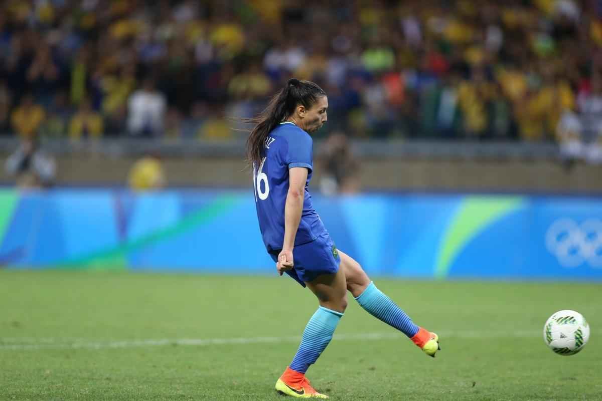 Imagens emocionantes das cobranas de pnaltis no Mineiro e da classificao do Brasil s semifinais do torneio feminino de futebol dos Jogos Olmpicos. Goleira Brbara pegou pnalti e deu vitria  Seleo por 7 a 6 sobre a Austrlia. Com 52 mil pagantes, estdio foi  loucura.