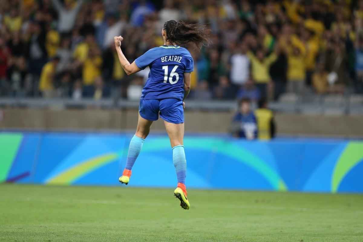 Imagens emocionantes das cobranas de pnaltis no Mineiro e da classificao do Brasil s semifinais do torneio feminino de futebol dos Jogos Olmpicos. Goleira Brbara pegou pnalti e deu vitria  Seleo por 7 a 6 sobre a Austrlia. Com 52 mil pagantes, estdio foi  loucura.