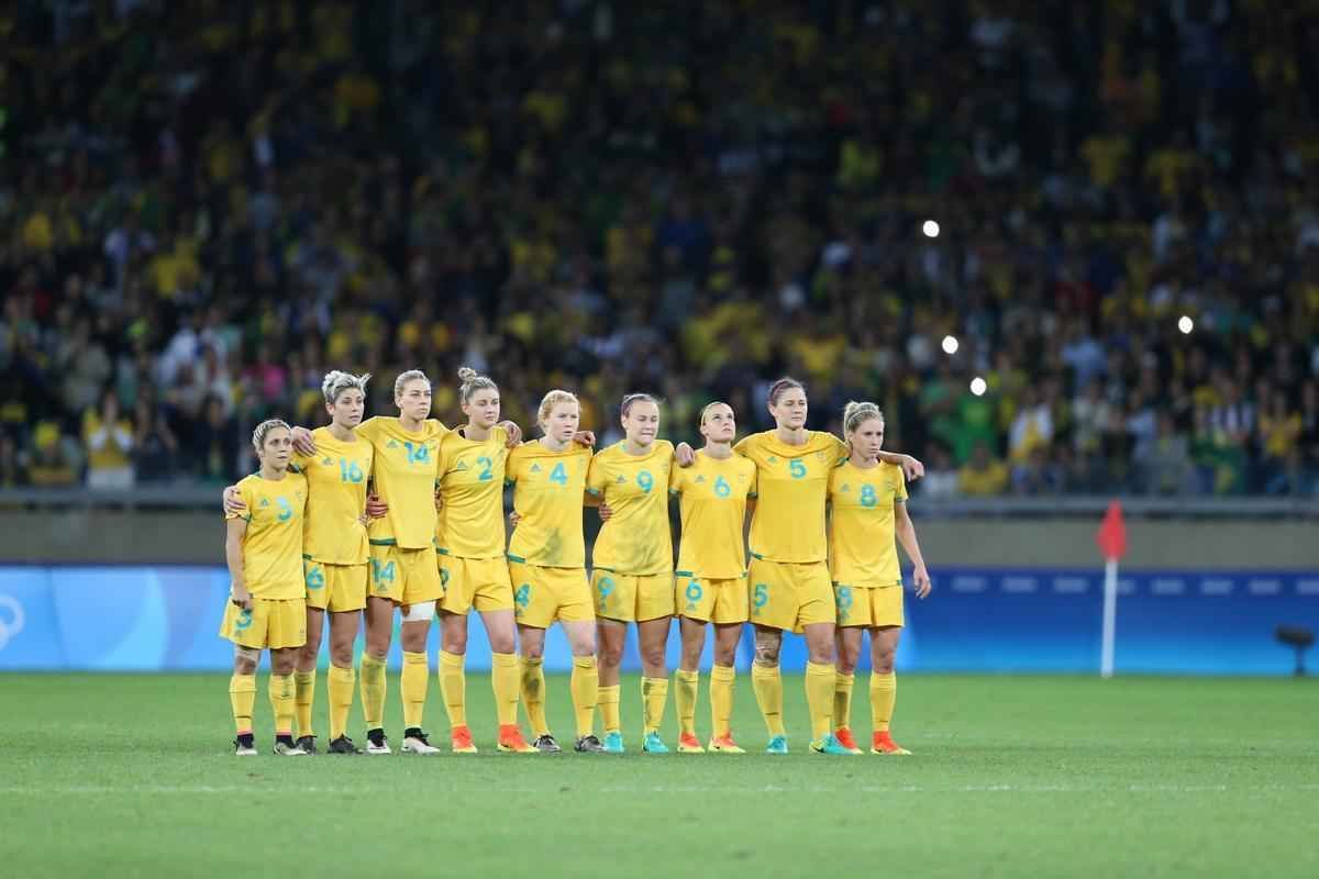 Imagens emocionantes das cobranas de pnaltis no Mineiro e da classificao do Brasil s semifinais do torneio feminino de futebol dos Jogos Olmpicos. Goleira Brbara pegou pnalti e deu vitria  Seleo por 7 a 6 sobre a Austrlia. Com 52 mil pagantes, estdio foi  loucura.