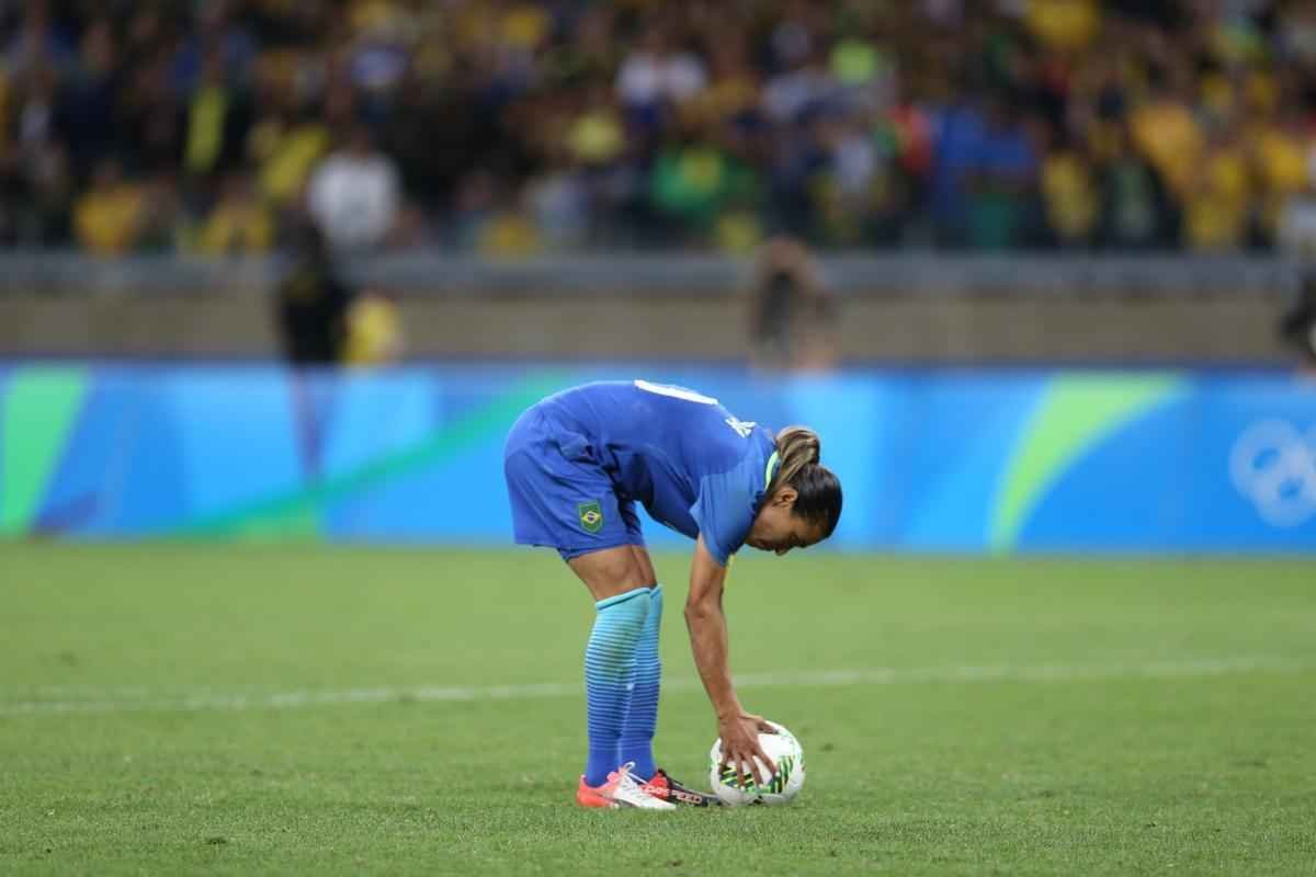 Imagens emocionantes das cobranas de pnaltis no Mineiro e da classificao do Brasil s semifinais do torneio feminino de futebol dos Jogos Olmpicos. Goleira Brbara pegou pnalti e deu vitria  Seleo por 7 a 6 sobre a Austrlia. Com 52 mil pagantes, estdio foi  loucura.