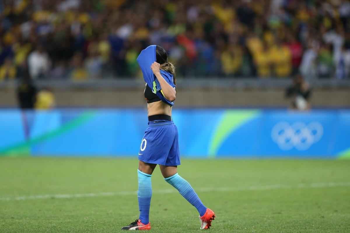 Imagens emocionantes das cobranas de pnaltis no Mineiro e da classificao do Brasil s semifinais do torneio feminino de futebol dos Jogos Olmpicos. Goleira Brbara pegou pnalti e deu vitria  Seleo por 7 a 6 sobre a Austrlia. Com 52 mil pagantes, estdio foi  loucura.