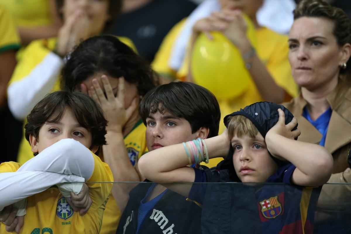 Imagens emocionantes das cobranas de pnaltis no Mineiro e da classificao do Brasil s semifinais do torneio feminino de futebol dos Jogos Olmpicos. Goleira Brbara pegou pnalti e deu vitria  Seleo por 7 a 6 sobre a Austrlia. Com 52 mil pagantes, estdio foi  loucura.