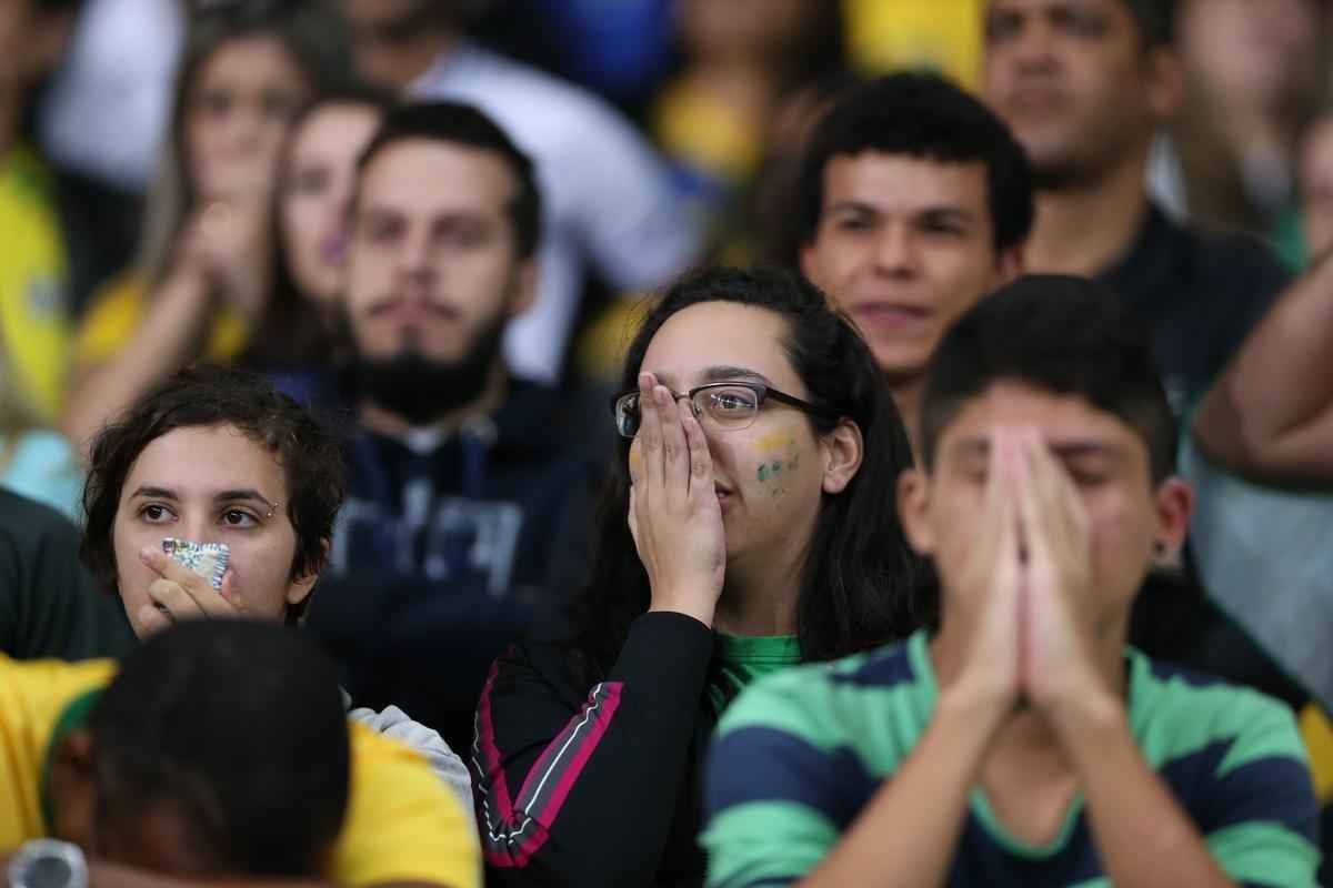Imagens emocionantes das cobranas de pnaltis no Mineiro e da classificao do Brasil s semifinais do torneio feminino de futebol dos Jogos Olmpicos. Goleira Brbara pegou pnalti e deu vitria  Seleo por 7 a 6 sobre a Austrlia. Com 52 mil pagantes, estdio foi  loucura.