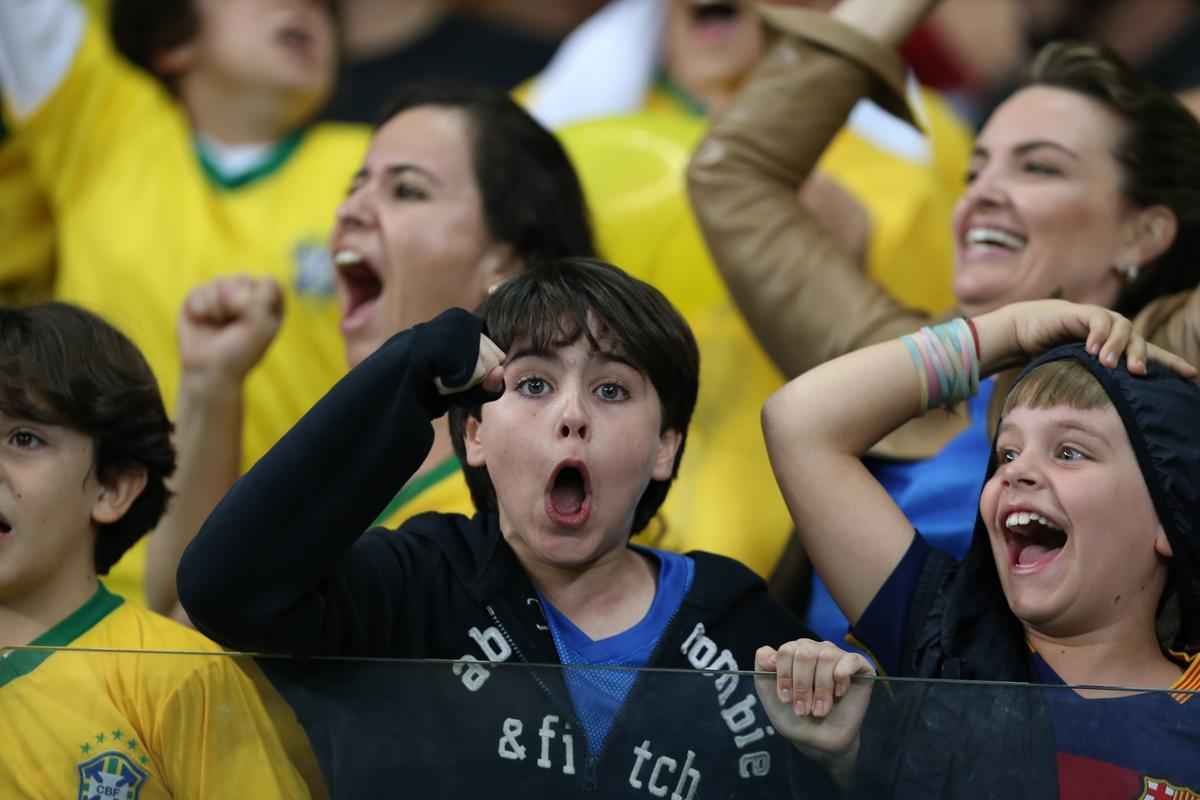 Imagens emocionantes das cobranas de pnaltis no Mineiro e da classificao do Brasil s semifinais do torneio feminino de futebol dos Jogos Olmpicos. Goleira Brbara pegou pnalti e deu vitria  Seleo por 7 a 6 sobre a Austrlia. Com 52 mil pagantes, estdio foi  loucura.