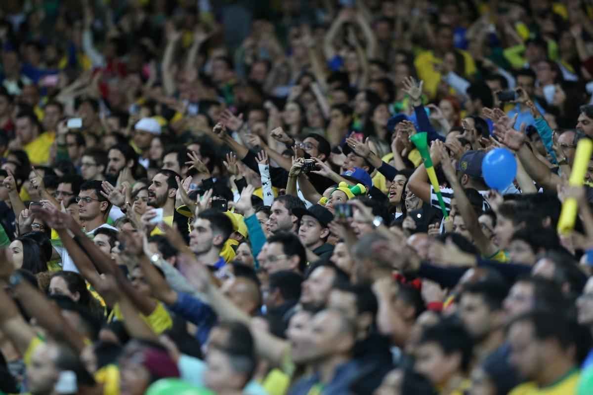 Imagens emocionantes das cobranas de pnaltis no Mineiro e da classificao do Brasil s semifinais do torneio feminino de futebol dos Jogos Olmpicos. Goleira Brbara pegou pnalti e deu vitria  Seleo por 7 a 6 sobre a Austrlia. Com 52 mil pagantes, estdio foi  loucura.