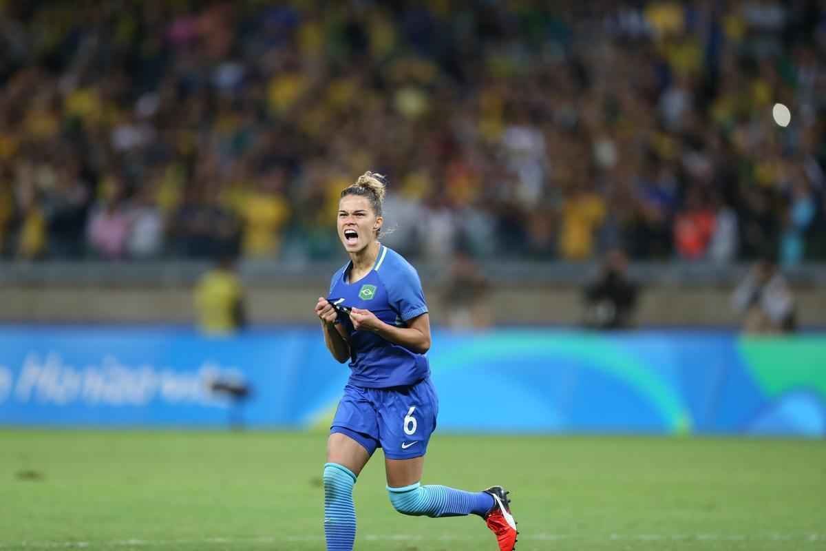 Imagens emocionantes das cobranas de pnaltis no Mineiro e da classificao do Brasil s semifinais do torneio feminino de futebol dos Jogos Olmpicos. Goleira Brbara pegou pnalti e deu vitria  Seleo por 7 a 6 sobre a Austrlia. Com 52 mil pagantes, estdio foi  loucura.