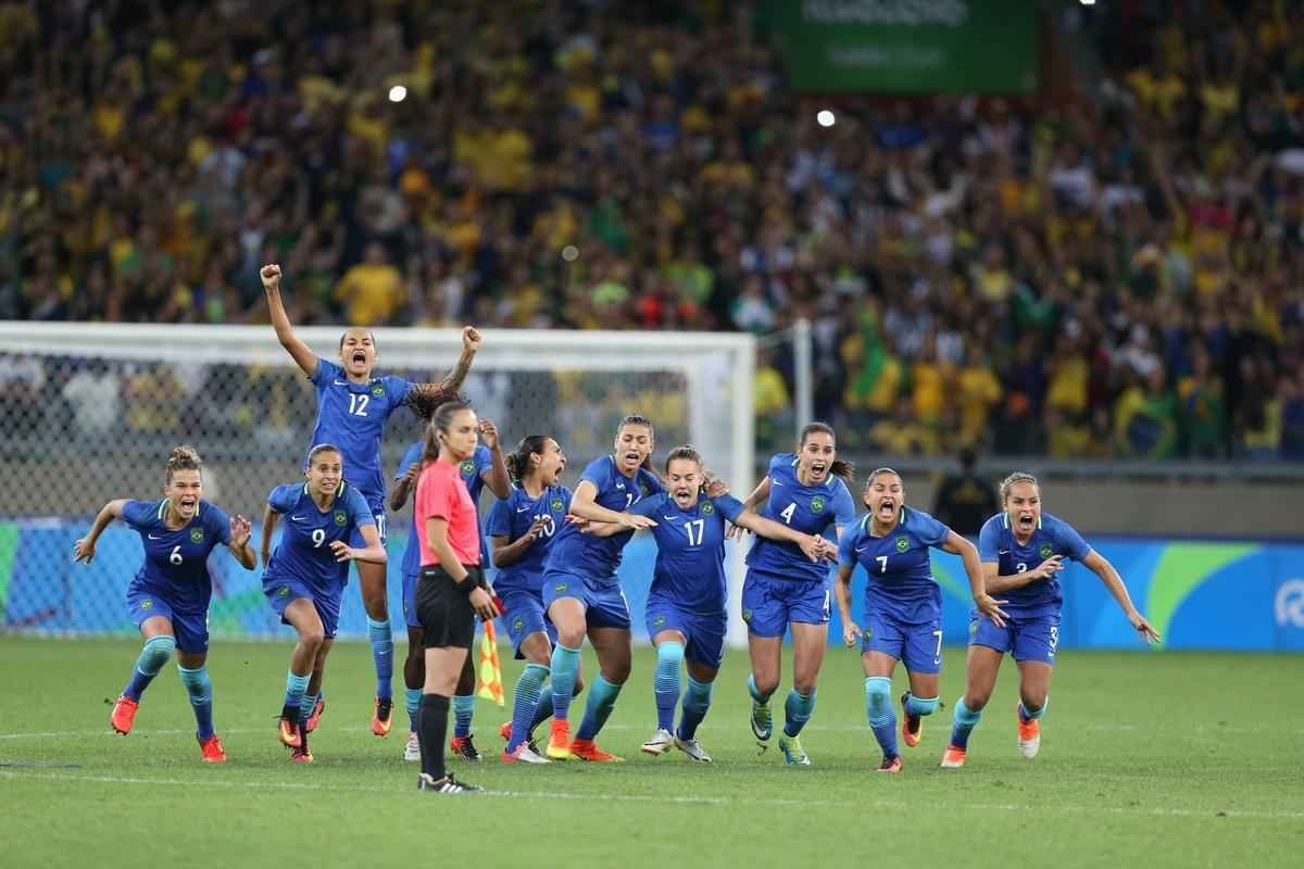 Imagens emocionantes das cobranas de pnaltis no Mineiro e da classificao do Brasil s semifinais do torneio feminino de futebol dos Jogos Olmpicos. Goleira Brbara pegou pnalti e deu vitria  Seleo por 7 a 6 sobre a Austrlia. Com 52 mil pagantes, estdio foi  loucura.