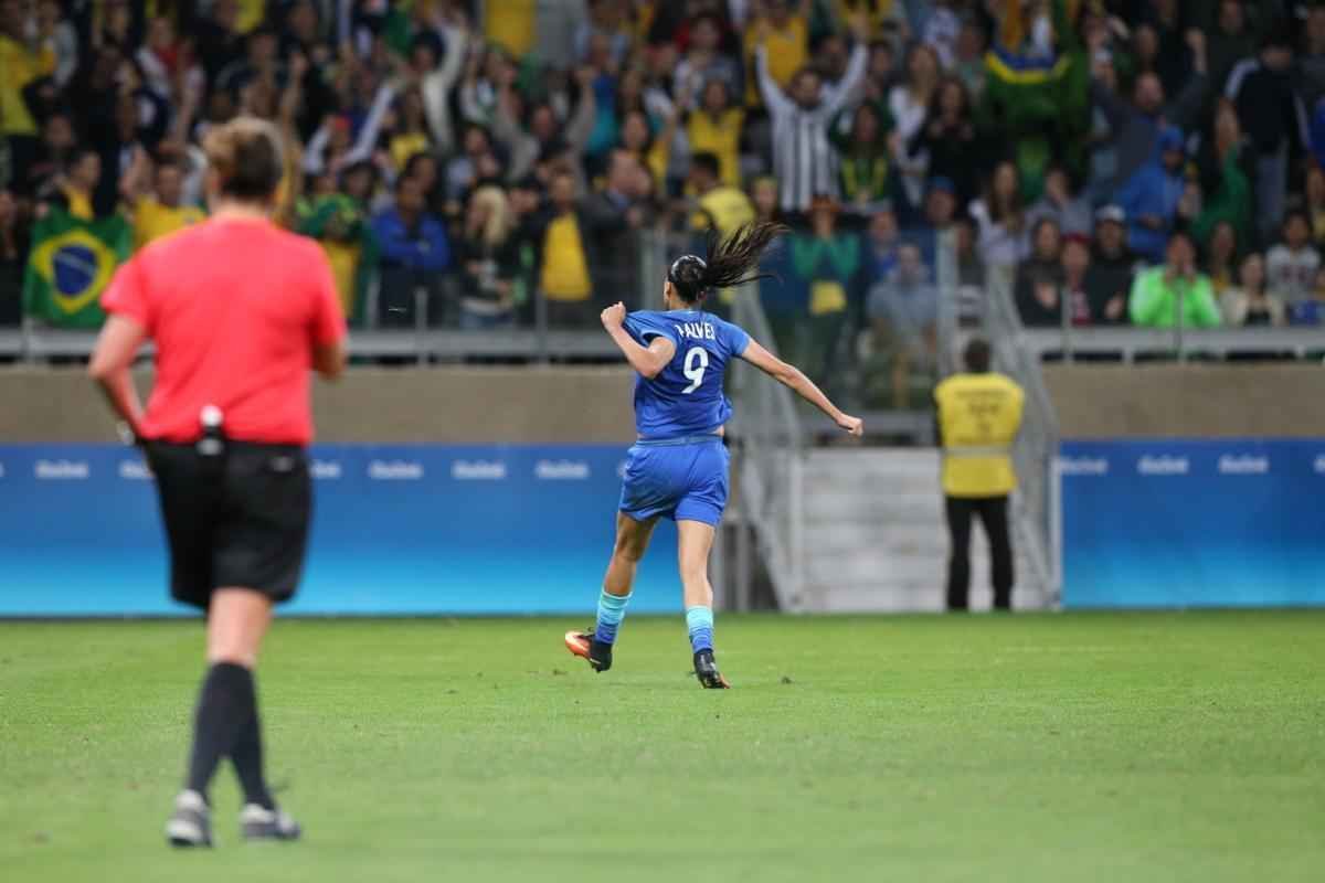 Imagens emocionantes das cobranas de pnaltis no Mineiro e da classificao do Brasil s semifinais do torneio feminino de futebol dos Jogos Olmpicos. Goleira Brbara pegou pnalti e deu vitria  Seleo por 7 a 6 sobre a Austrlia. Com 52 mil pagantes, estdio foi  loucura.