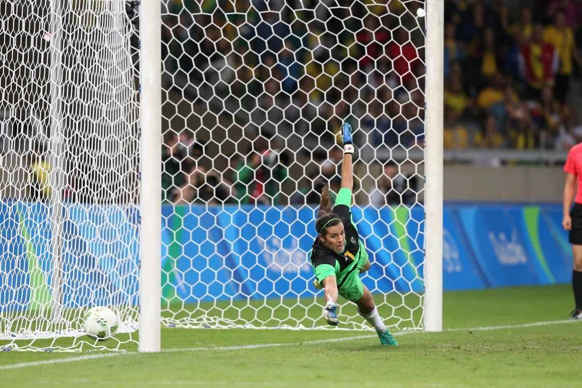 Imagens emocionantes das cobranas de pnaltis no Mineiro e da classificao do Brasil s semifinais do torneio feminino de futebol dos Jogos Olmpicos. Goleira Brbara pegou pnalti e deu vitria  Seleo por 7 a 6 sobre a Austrlia. Com 52 mil pagantes, estdio foi  loucura.