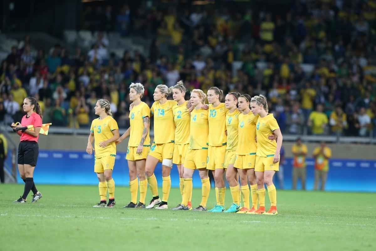 Imagens emocionantes das cobranas de pnaltis no Mineiro e da classificao do Brasil s semifinais do torneio feminino de futebol dos Jogos Olmpicos. Goleira Brbara pegou pnalti e deu vitria  Seleo por 7 a 6 sobre a Austrlia. Com 52 mil pagantes, estdio foi  loucura.