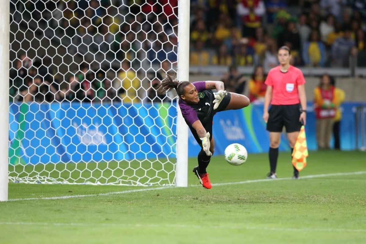 Imagens emocionantes das cobranas de pnaltis no Mineiro e da classificao do Brasil s semifinais do torneio feminino de futebol dos Jogos Olmpicos. Goleira Brbara pegou pnalti e deu vitria  Seleo por 7 a 6 sobre a Austrlia. Com 52 mil pagantes, estdio foi  loucura.
