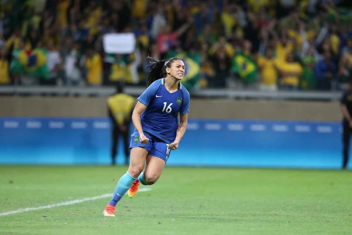 Imagens emocionantes das cobranas de pnaltis no Mineiro e da classificao do Brasil s semifinais do torneio feminino de futebol dos Jogos Olmpicos. Goleira Brbara pegou pnalti e deu vitria  Seleo por 7 a 6 sobre a Austrlia. Com 52 mil pagantes, estdio foi  loucura.