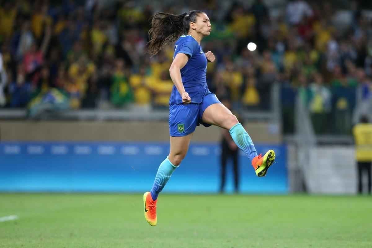 Imagens emocionantes das cobranas de pnaltis no Mineiro e da classificao do Brasil s semifinais do torneio feminino de futebol dos Jogos Olmpicos. Goleira Brbara pegou pnalti e deu vitria  Seleo por 7 a 6 sobre a Austrlia. Com 52 mil pagantes, estdio foi  loucura.