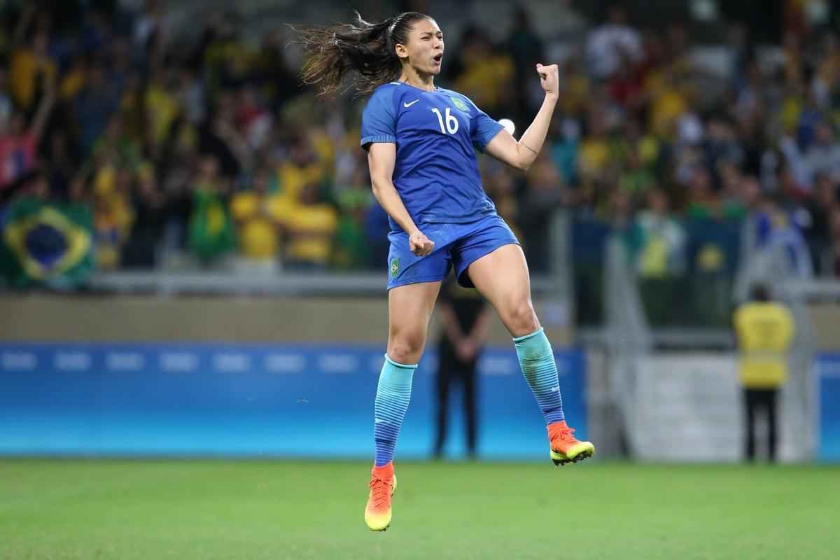 Imagens emocionantes das cobranas de pnaltis no Mineiro e da classificao do Brasil s semifinais do torneio feminino de futebol dos Jogos Olmpicos. Goleira Brbara pegou pnalti e deu vitria  Seleo por 7 a 6 sobre a Austrlia. Com 52 mil pagantes, estdio foi  loucura.