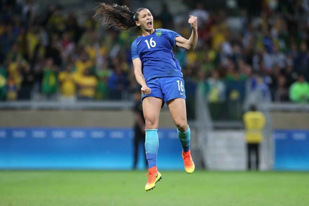 Imagens emocionantes das cobranas de pnaltis no Mineiro e da classificao do Brasil s semifinais do torneio feminino de futebol dos Jogos Olmpicos. Goleira Brbara pegou pnalti e deu vitria  Seleo por 7 a 6 sobre a Austrlia. Com 52 mil pagantes, estdio foi  loucura.