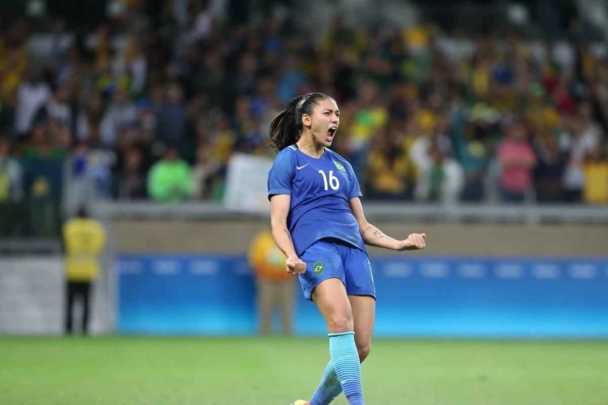 Imagens emocionantes das cobranas de pnaltis no Mineiro e da classificao do Brasil s semifinais do torneio feminino de futebol dos Jogos Olmpicos. Goleira Brbara pegou pnalti e deu vitria  Seleo por 7 a 6 sobre a Austrlia. Com 52 mil pagantes, estdio foi  loucura.