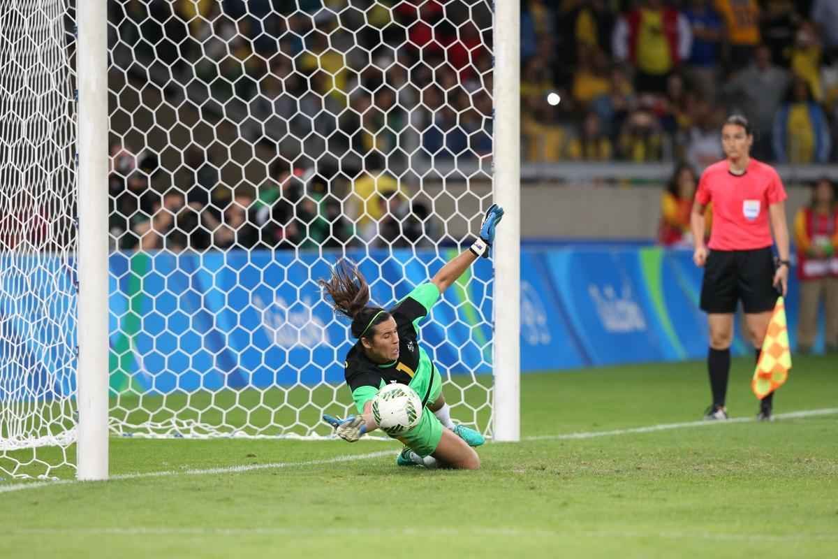 Imagens emocionantes das cobranas de pnaltis no Mineiro e da classificao do Brasil s semifinais do torneio feminino de futebol dos Jogos Olmpicos. Goleira Brbara pegou pnalti e deu vitria  Seleo por 7 a 6 sobre a Austrlia. Com 52 mil pagantes, estdio foi  loucura.