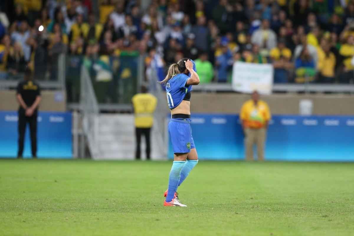 Imagens emocionantes das cobranas de pnaltis no Mineiro e da classificao do Brasil s semifinais do torneio feminino de futebol dos Jogos Olmpicos. Goleira Brbara pegou pnalti e deu vitria  Seleo por 7 a 6 sobre a Austrlia. Com 52 mil pagantes, estdio foi  loucura.