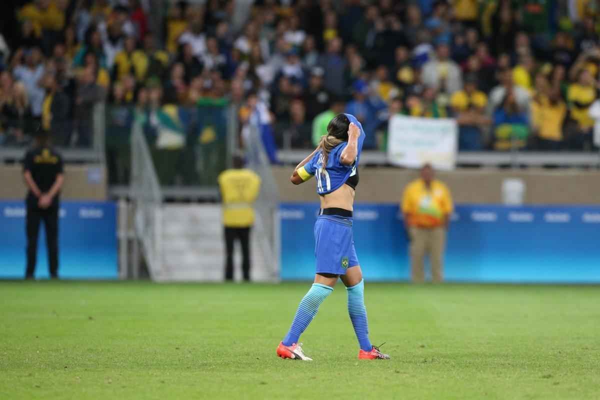 Imagens emocionantes das cobranas de pnaltis no Mineiro e da classificao do Brasil s semifinais do torneio feminino de futebol dos Jogos Olmpicos. Goleira Brbara pegou pnalti e deu vitria  Seleo por 7 a 6 sobre a Austrlia. Com 52 mil pagantes, estdio foi  loucura.
