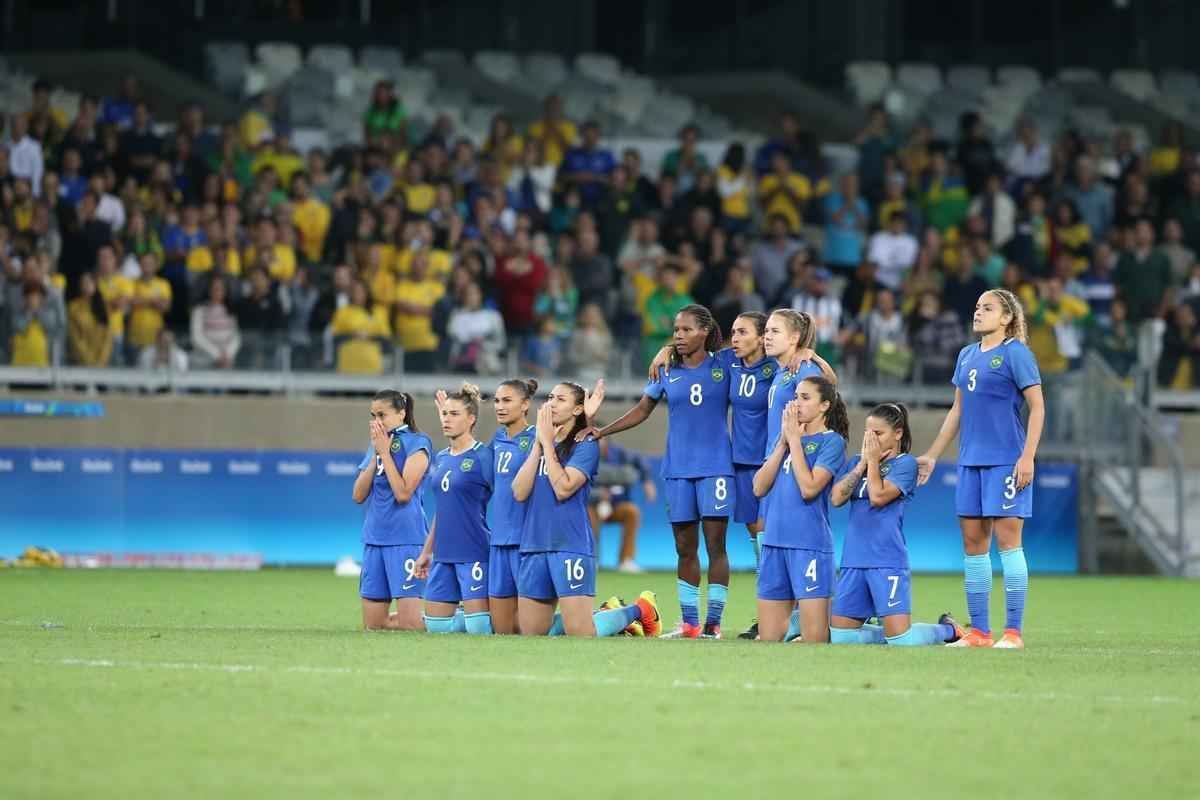 Imagens emocionantes das cobranas de pnaltis no Mineiro e da classificao do Brasil s semifinais do torneio feminino de futebol dos Jogos Olmpicos. Goleira Brbara pegou pnalti e deu vitria  Seleo por 7 a 6 sobre a Austrlia. Com 52 mil pagantes, estdio foi  loucura.