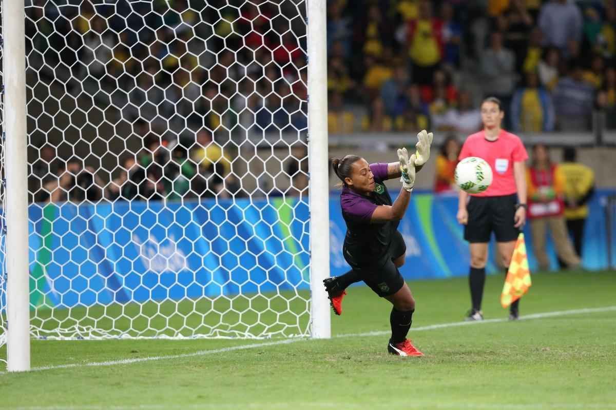 Imagens emocionantes das cobranas de pnaltis no Mineiro e da classificao do Brasil s semifinais do torneio feminino de futebol dos Jogos Olmpicos. Goleira Brbara pegou pnalti e deu vitria  Seleo por 7 a 6 sobre a Austrlia. Com 52 mil pagantes, estdio foi  loucura.
