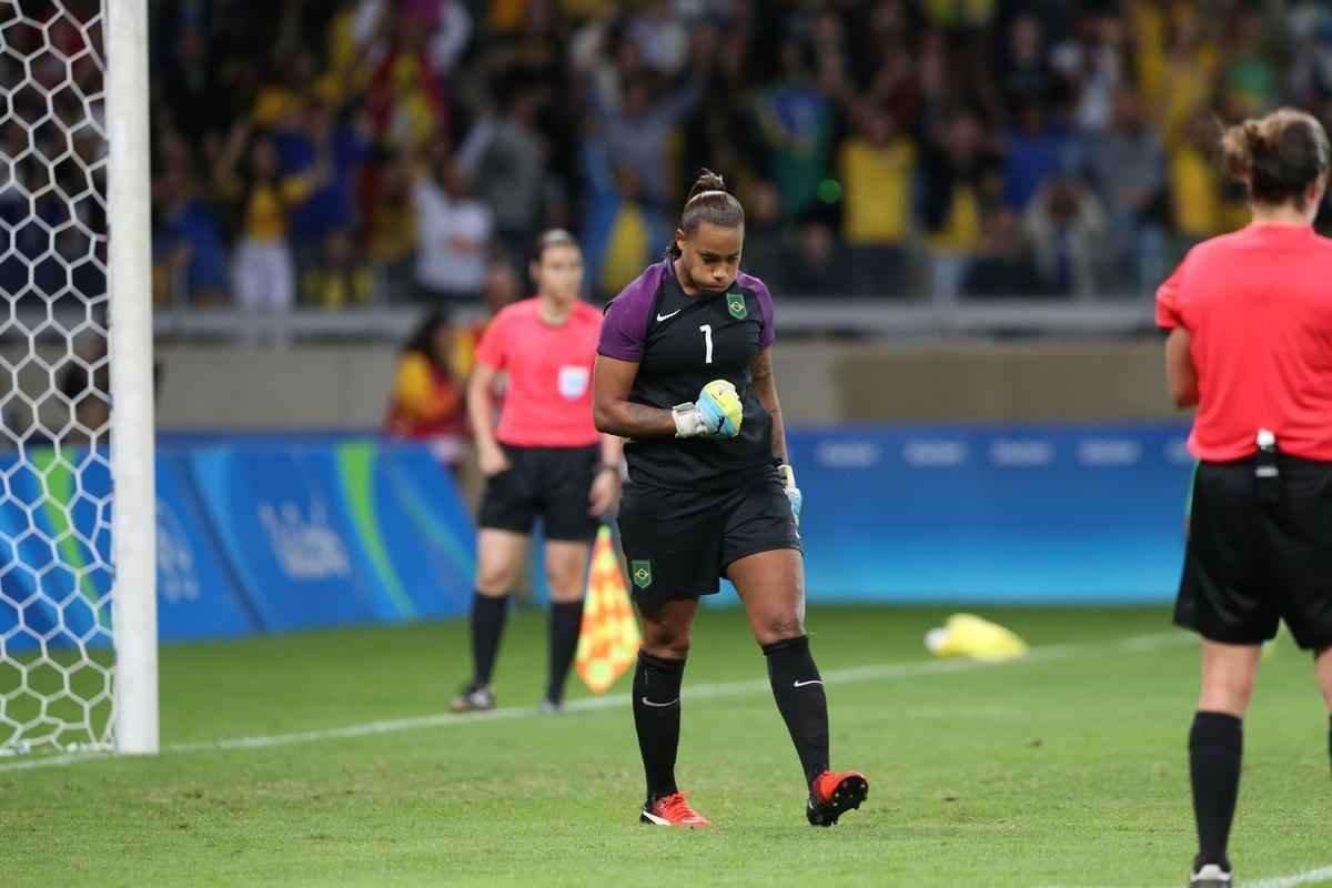 Imagens emocionantes das cobranas de pnaltis no Mineiro e da classificao do Brasil s semifinais do torneio feminino de futebol dos Jogos Olmpicos. Goleira Brbara pegou pnalti e deu vitria  Seleo por 7 a 6 sobre a Austrlia. Com 52 mil pagantes, estdio foi  loucura.