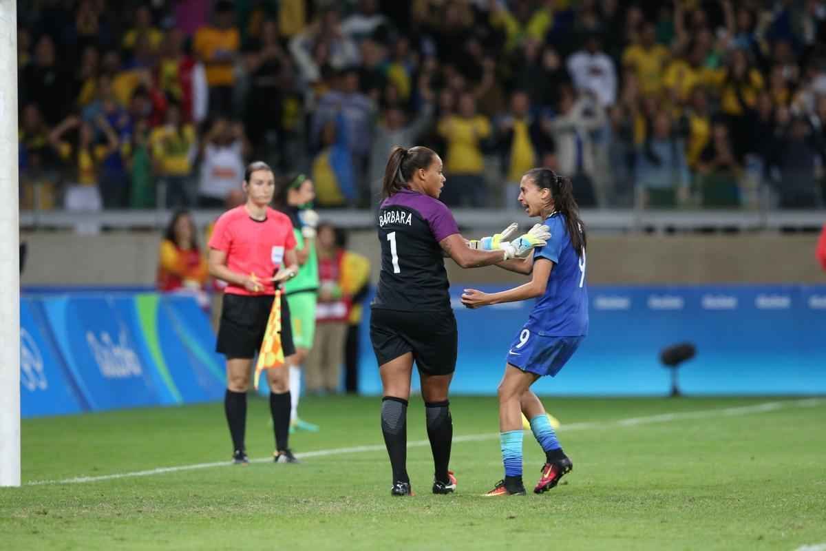 Imagens emocionantes das cobranas de pnaltis no Mineiro e da classificao do Brasil s semifinais do torneio feminino de futebol dos Jogos Olmpicos. Goleira Brbara pegou pnalti e deu vitria  Seleo por 7 a 6 sobre a Austrlia. Com 52 mil pagantes, estdio foi  loucura.