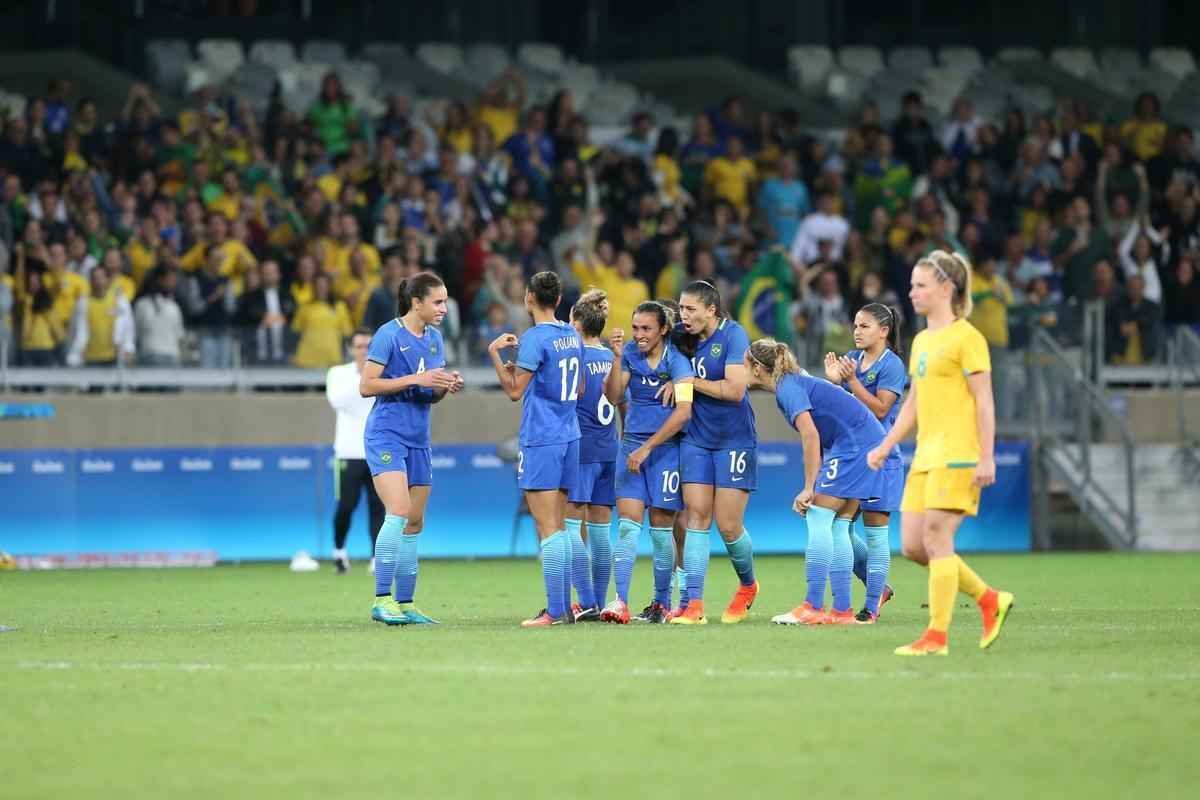 Imagens emocionantes das cobranas de pnaltis no Mineiro e da classificao do Brasil s semifinais do torneio feminino de futebol dos Jogos Olmpicos. Goleira Brbara pegou pnalti e deu vitria  Seleo por 7 a 6 sobre a Austrlia. Com 52 mil pagantes, estdio foi  loucura.