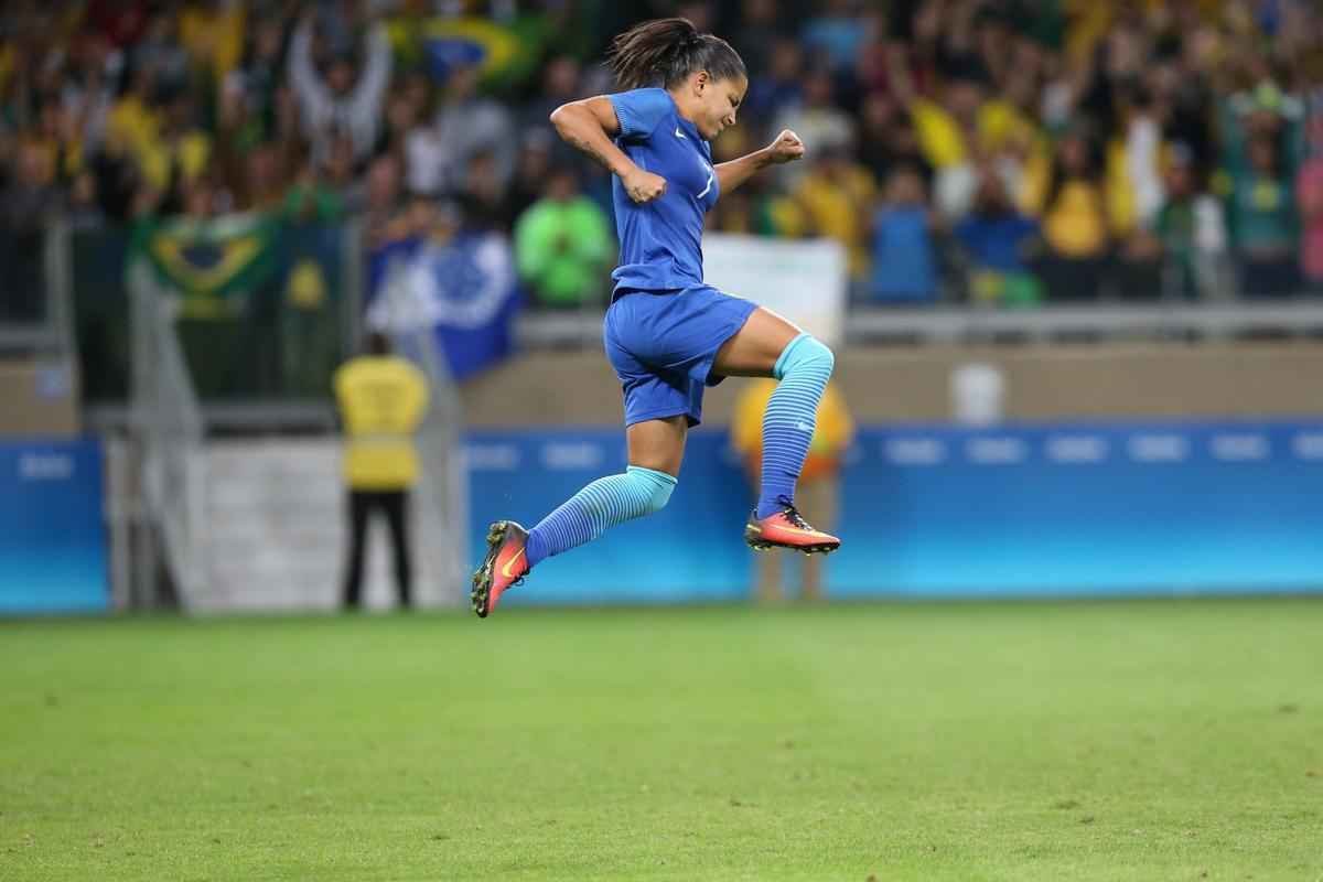 Imagens emocionantes das cobranas de pnaltis no Mineiro e da classificao do Brasil s semifinais do torneio feminino de futebol dos Jogos Olmpicos. Goleira Brbara pegou pnalti e deu vitria  Seleo por 7 a 6 sobre a Austrlia. Com 52 mil pagantes, estdio foi  loucura.