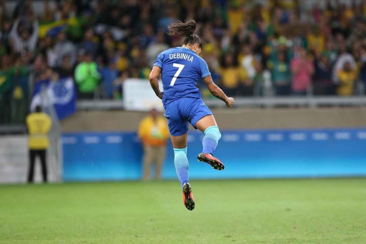 Imagens emocionantes das cobranas de pnaltis no Mineiro e da classificao do Brasil s semifinais do torneio feminino de futebol dos Jogos Olmpicos. Goleira Brbara pegou pnalti e deu vitria  Seleo por 7 a 6 sobre a Austrlia. Com 52 mil pagantes, estdio foi  loucura.