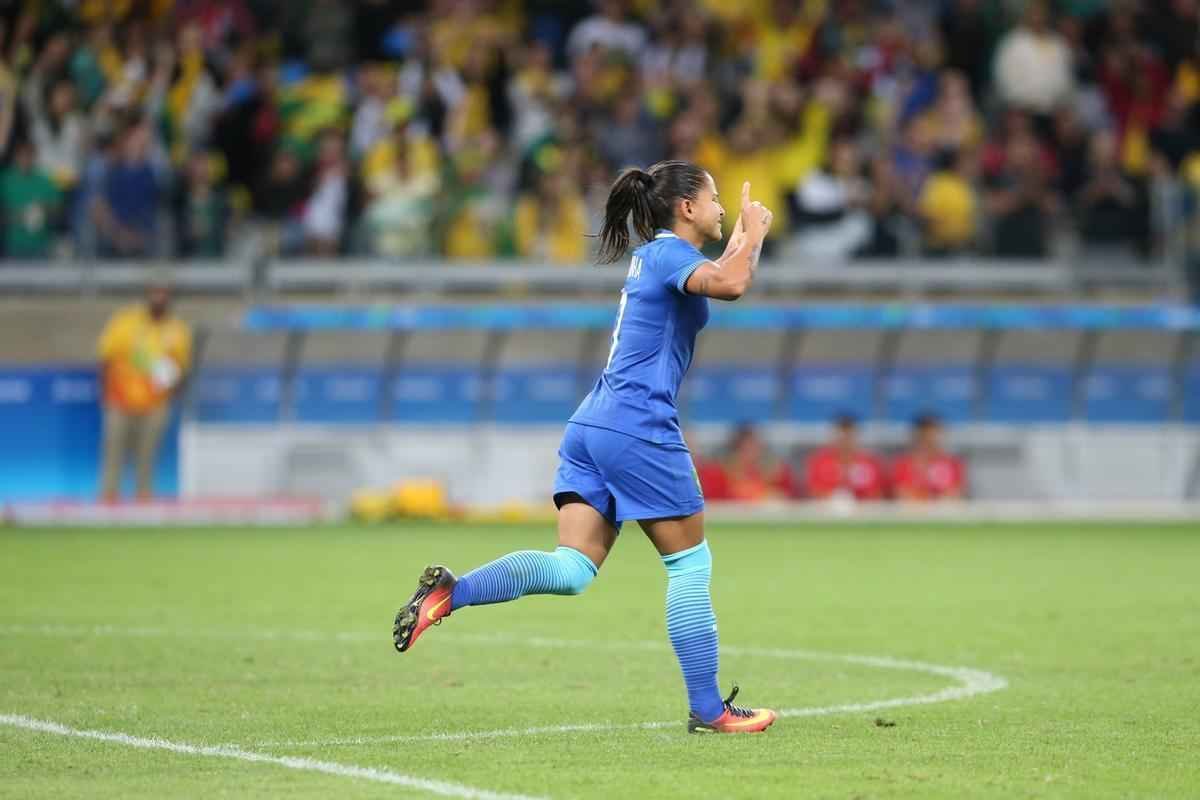 Imagens emocionantes das cobranas de pnaltis no Mineiro e da classificao do Brasil s semifinais do torneio feminino de futebol dos Jogos Olmpicos. Goleira Brbara pegou pnalti e deu vitria  Seleo por 7 a 6 sobre a Austrlia. Com 52 mil pagantes, estdio foi  loucura.