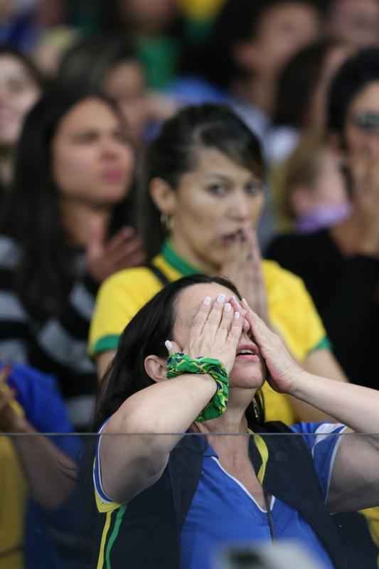 Imagens emocionantes das cobranas de pnaltis no Mineiro e da classificao do Brasil s semifinais do torneio feminino de futebol dos Jogos Olmpicos. Goleira Brbara pegou pnalti e deu vitria  Seleo por 7 a 6 sobre a Austrlia. Com 52 mil pagantes, estdio foi  loucura.
