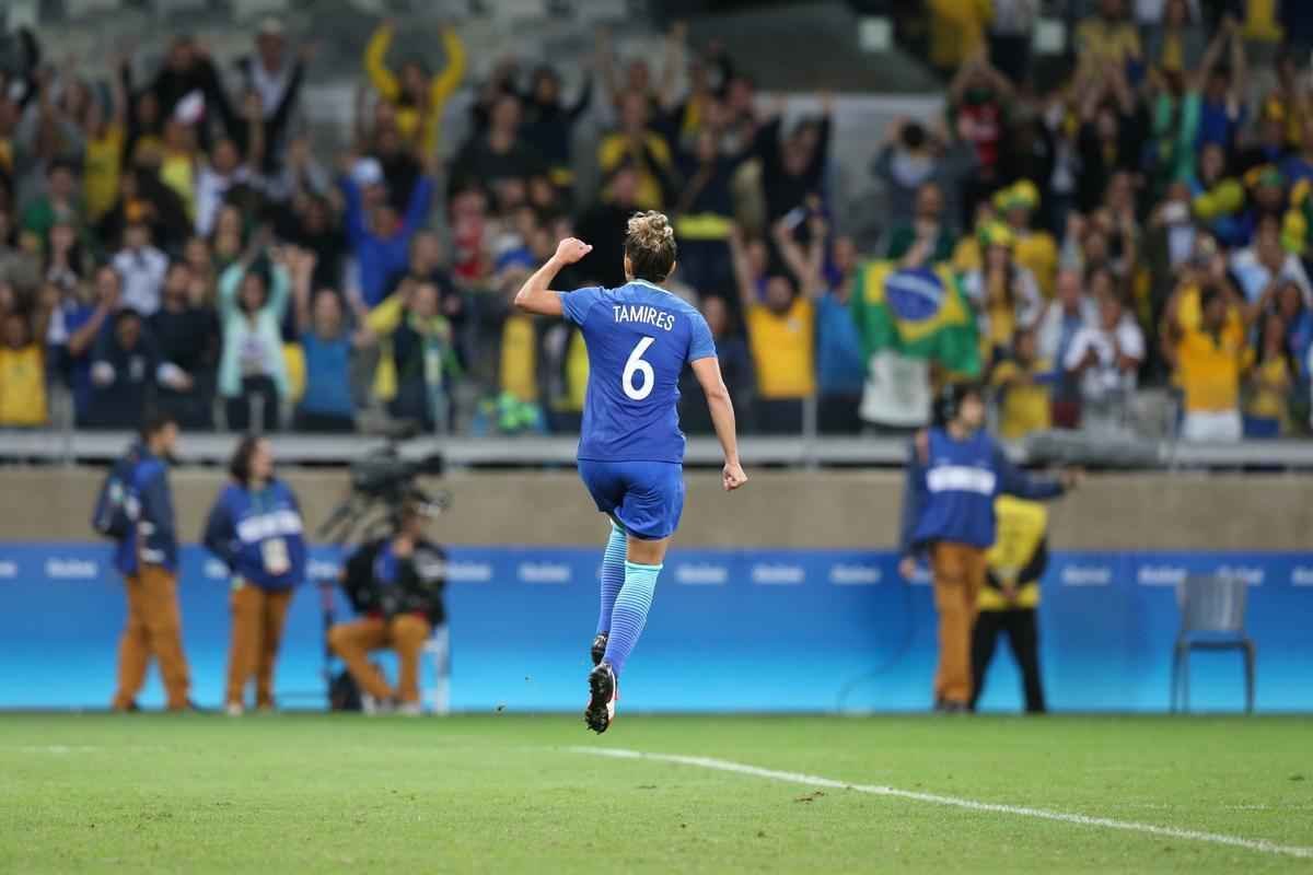 Imagens emocionantes das cobranas de pnaltis no Mineiro e da classificao do Brasil s semifinais do torneio feminino de futebol dos Jogos Olmpicos. Goleira Brbara pegou pnalti e deu vitria  Seleo por 7 a 6 sobre a Austrlia. Com 52 mil pagantes, estdio foi  loucura.
