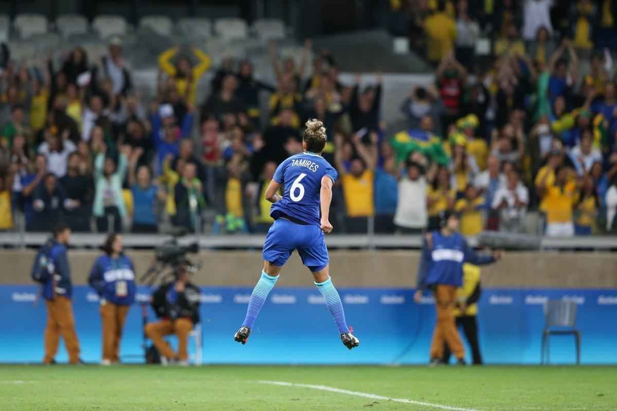Imagens emocionantes das cobranas de pnaltis no Mineiro e da classificao do Brasil s semifinais do torneio feminino de futebol dos Jogos Olmpicos. Goleira Brbara pegou pnalti e deu vitria  Seleo por 7 a 6 sobre a Austrlia. Com 52 mil pagantes, estdio foi  loucura.