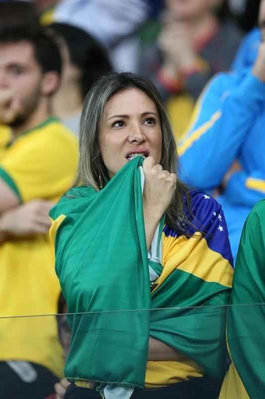 Imagens emocionantes das cobranas de pnaltis no Mineiro e da classificao do Brasil s semifinais do torneio feminino de futebol dos Jogos Olmpicos. Goleira Brbara pegou pnalti e deu vitria  Seleo por 7 a 6 sobre a Austrlia. Com 52 mil pagantes, estdio foi  loucura.