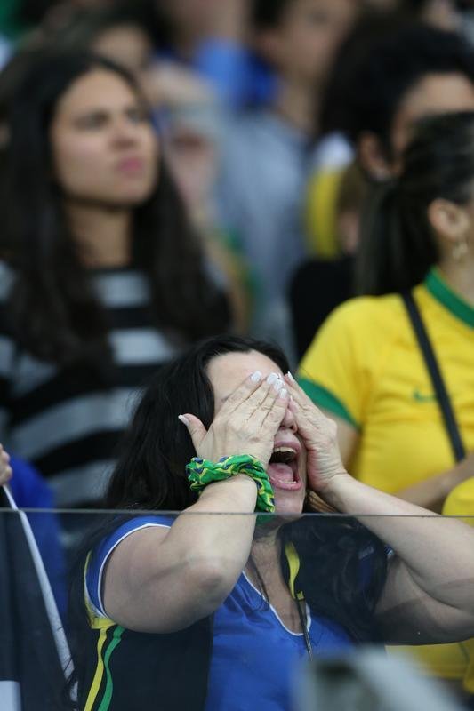 Imagens emocionantes das cobranas de pnaltis no Mineiro e da classificao do Brasil s semifinais do torneio feminino de futebol dos Jogos Olmpicos. Goleira Brbara pegou pnalti e deu vitria  Seleo por 7 a 6 sobre a Austrlia. Com 52 mil pagantes, estdio foi  loucura.