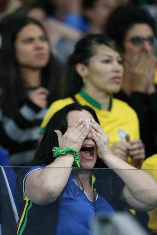 Imagens emocionantes das cobranas de pnaltis no Mineiro e da classificao do Brasil s semifinais do torneio feminino de futebol dos Jogos Olmpicos. Goleira Brbara pegou pnalti e deu vitria  Seleo por 7 a 6 sobre a Austrlia. Com 52 mil pagantes, estdio foi  loucura.